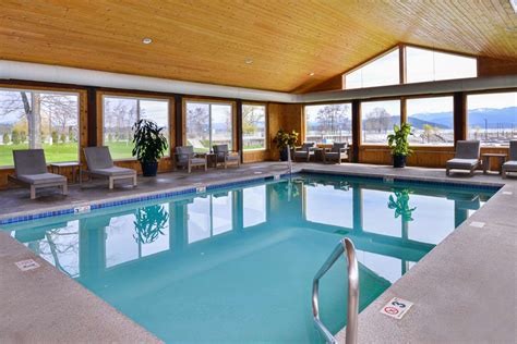 sandpoint hotels with pools.